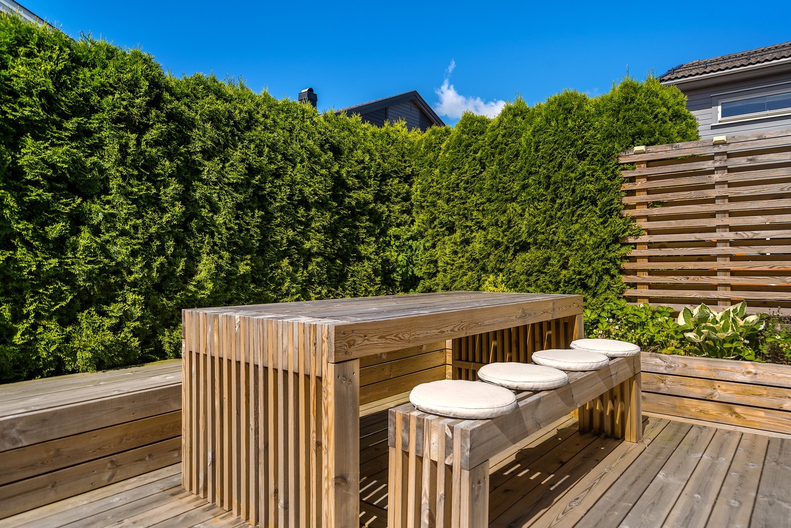 Stor og skjermet terrasse med flere hyggelige soner for både avslapning og sosiale sammenkomster. Galleribilde