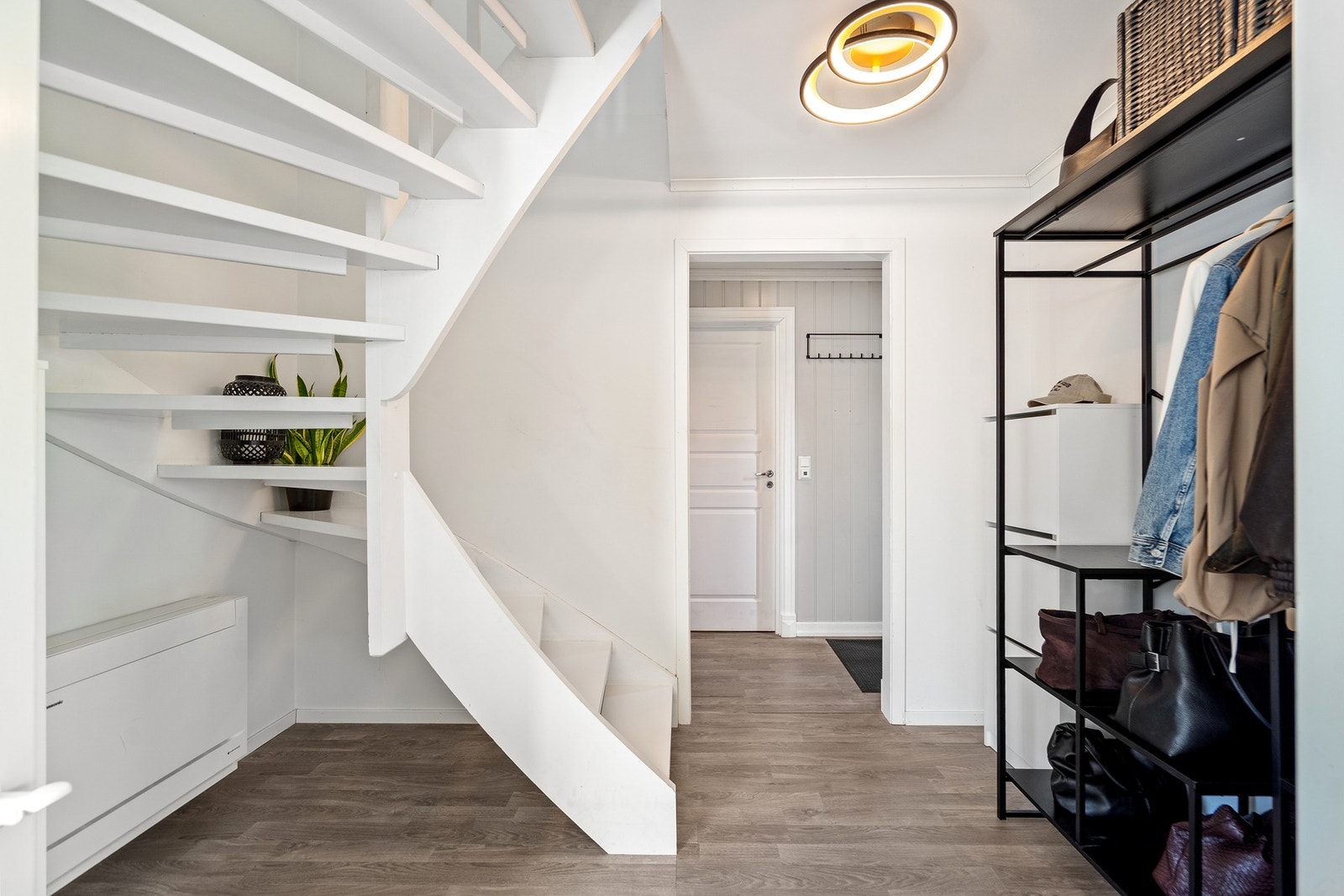 Praktisk og innbydende entré/hall med god plass til oppbevaring av yttertøy og sko. Galleribilde