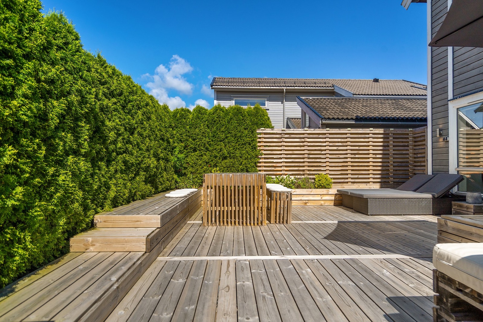 Her er det god plass til sittegrupper, grilling og hyggelige sommermåltider, samtidig som terrassen nyter gode solforhold gjennom store deler av dagen. Galleribilde