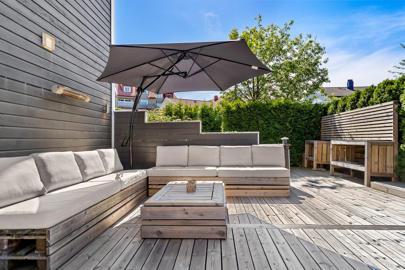 Stor og solrik terrasse som fungerer som en naturlig forlengelse av boligens oppholdsrom. Her er det god plass til både loungegruppe og sosiale sammenkomster i skjermede omgivelser. Galleribilde