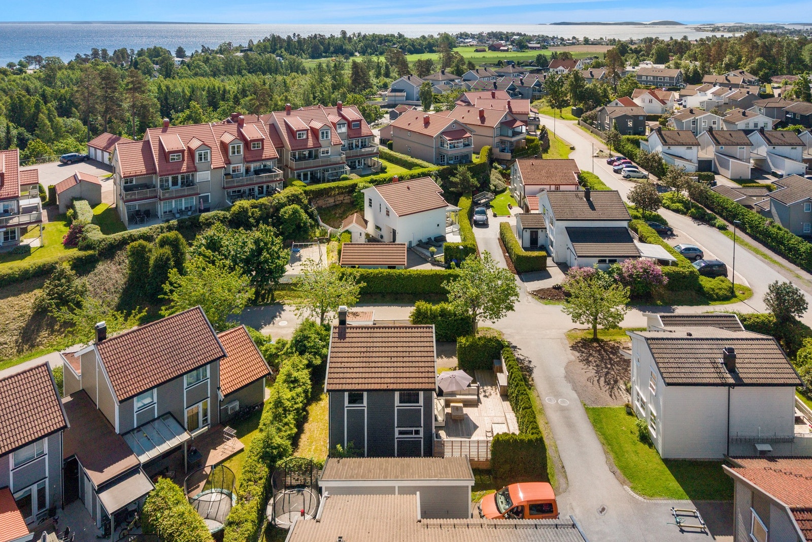 Flott oversiktsbilde av nærområdet som viser boligens attraktive beliggenhet i et etablert og familievennlig boligfelt. Galleribilde