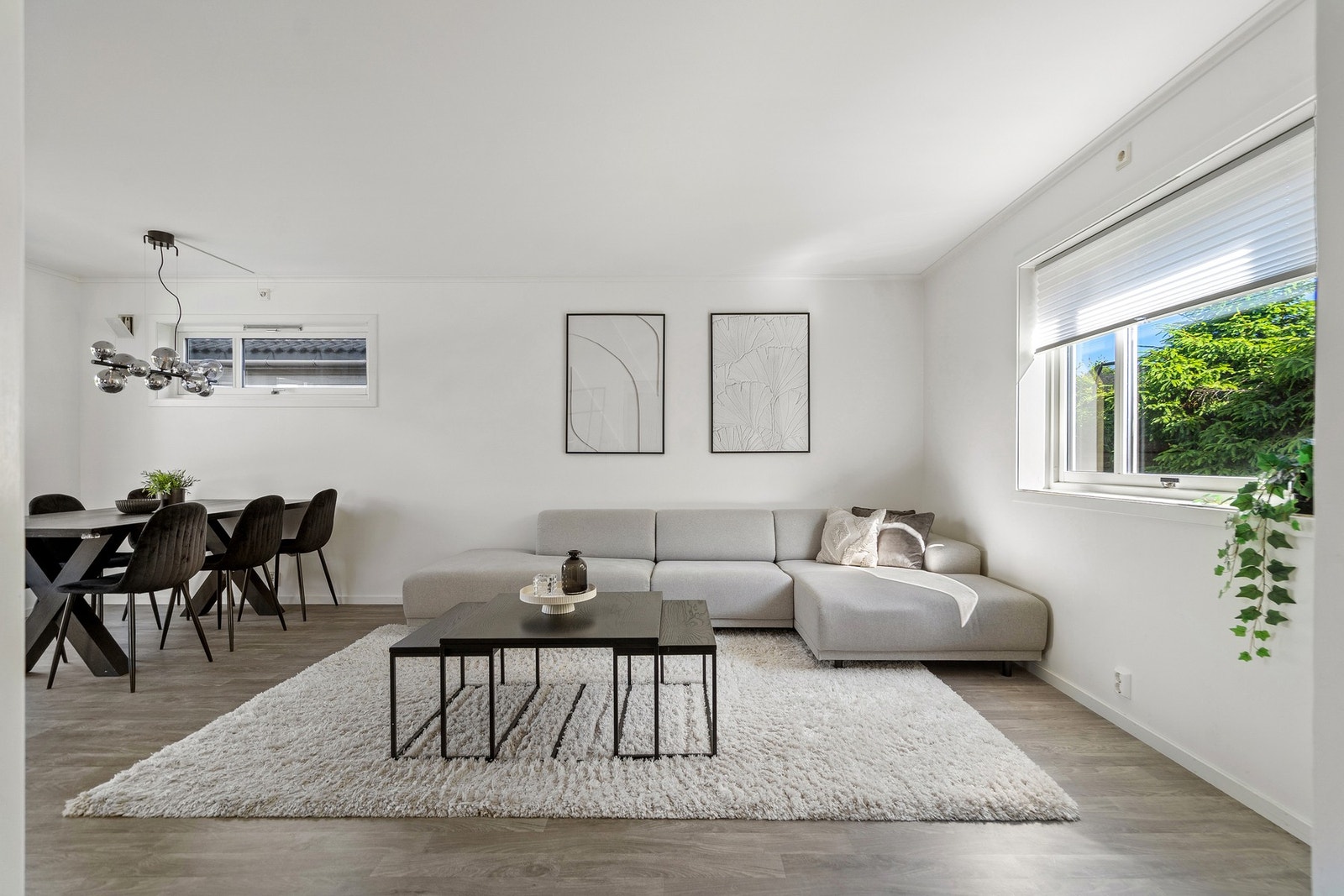 Lys og innbydende stue med store vindusflater som slipper inn rikelig med naturlig lys. Rommet har en åpen og luftig atmosfære med god plass til både sofagruppe og spisebord. Galleribilde