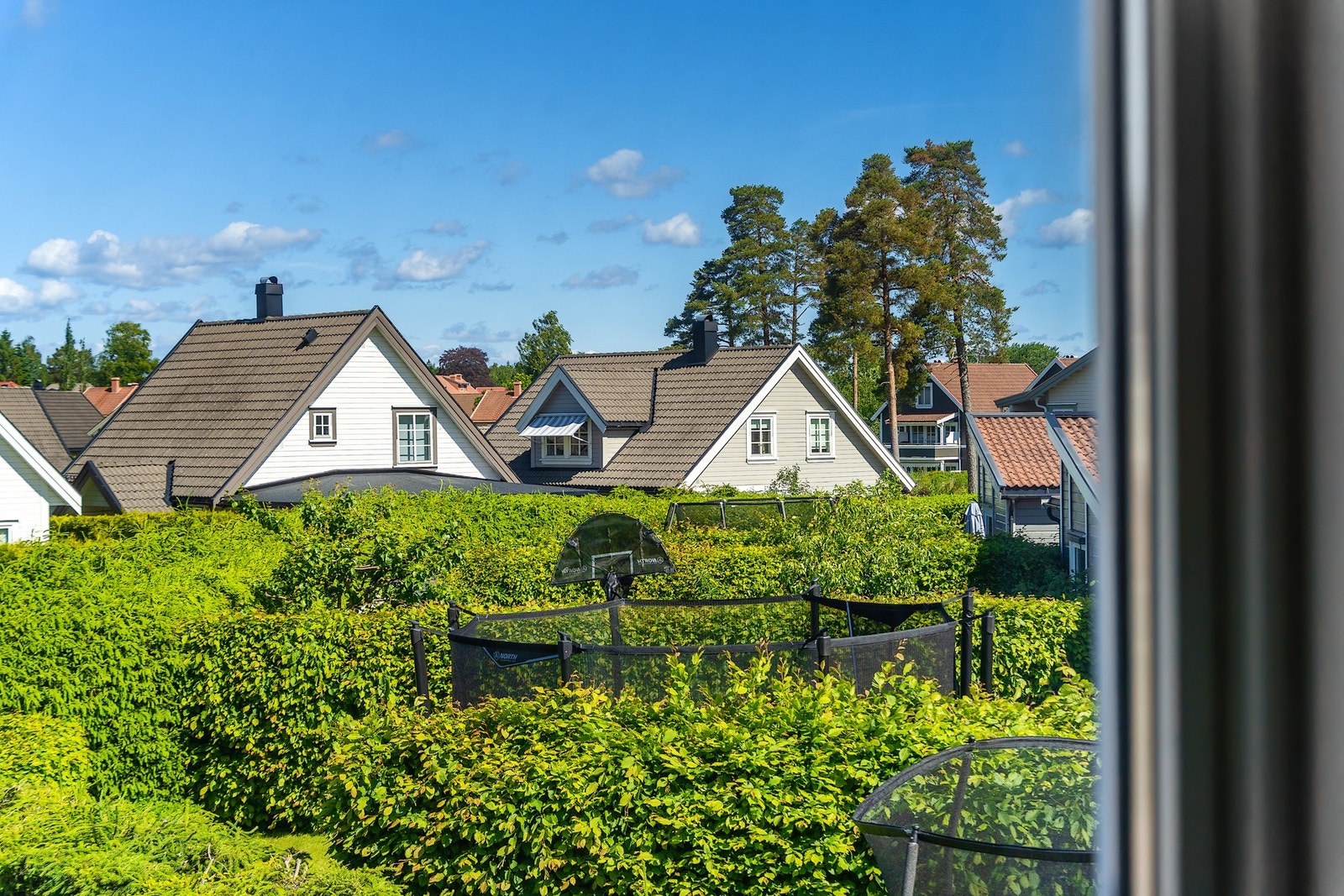 Den frodige hekken rammer inn uteområdet på en flott måte og bidrar til gode solforhold med minimalt innsyn. Galleribilde