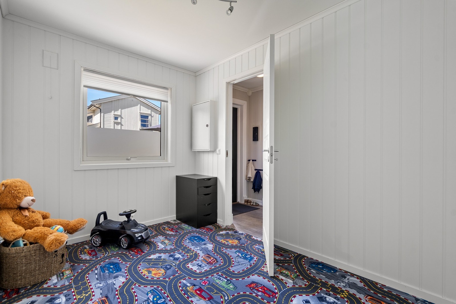 Koselig barnerom med lyse overflater og et hyggelig uttrykk. Rommet har god plass til både seng, oppbevaring og lek, og vinduet slipper inn godt med naturlig lys. Galleribilde