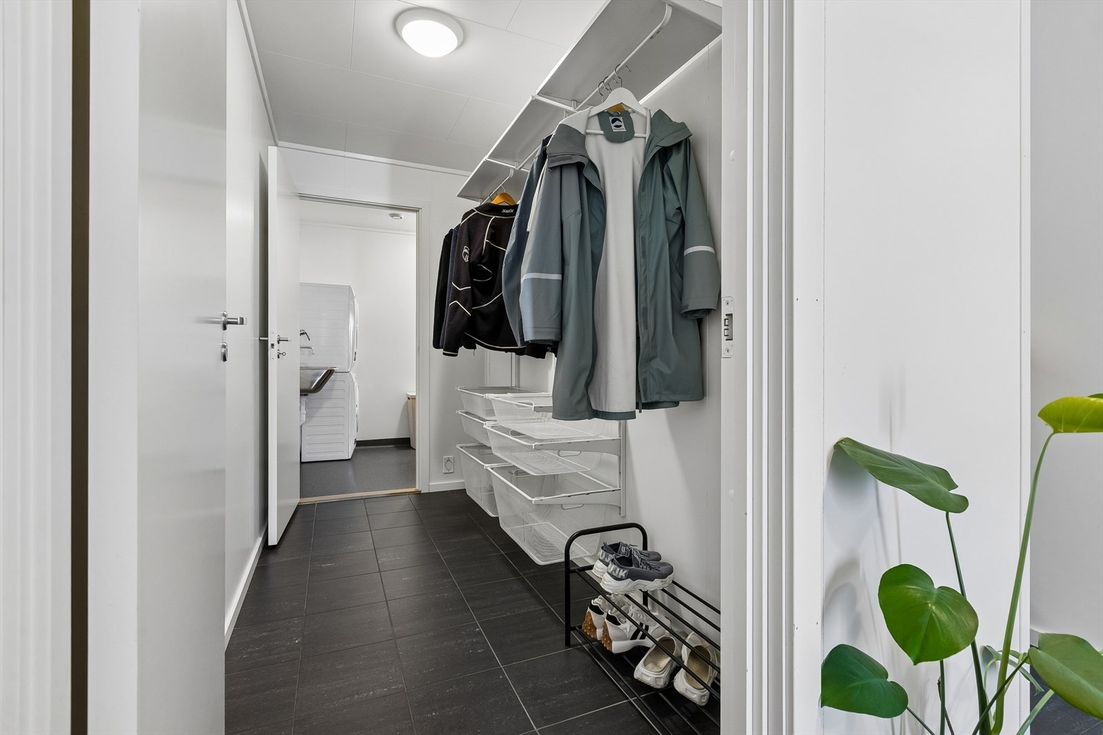 Praktisk gang med gode oppbevaringsmuligheter og direkte tilknytning til vaskerommet. Galleribilde