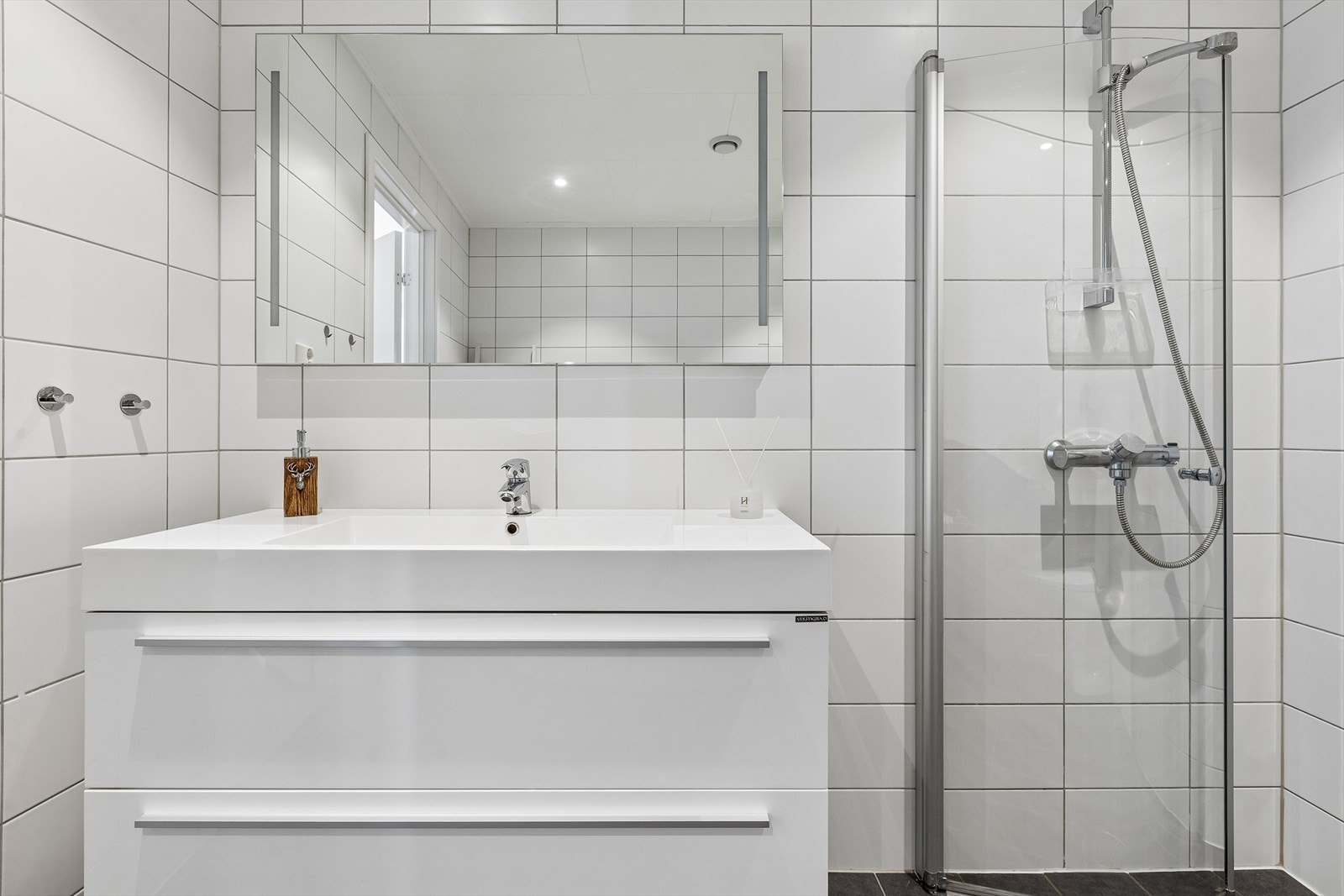 Badet har elektrisk gulvvarme, vegghengt servantskap og downlights i himling. Galleribilde