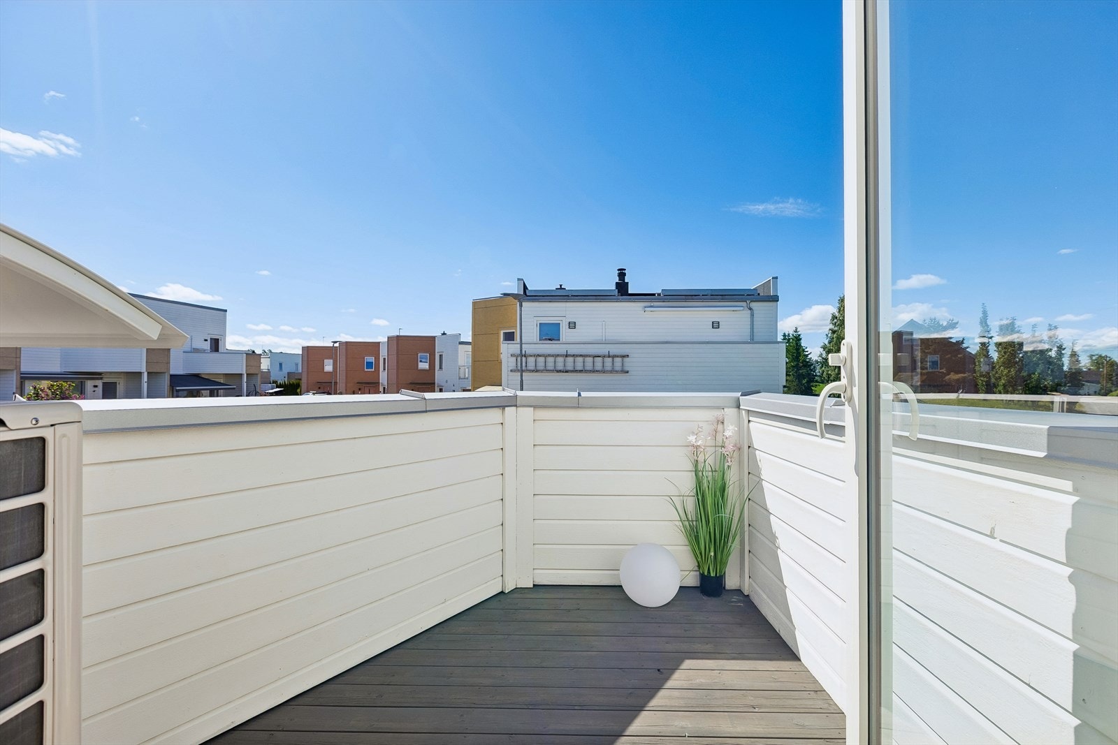 Sørvendt veranda i andre etasje, med utgang fra gangen. Galleribilde