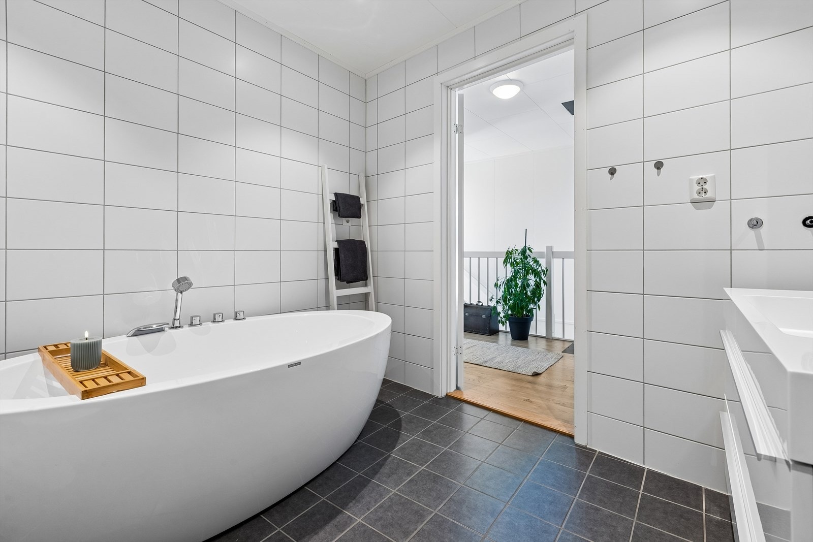 Det frittstående badekaret gir badet et preg av velvære. Galleribilde