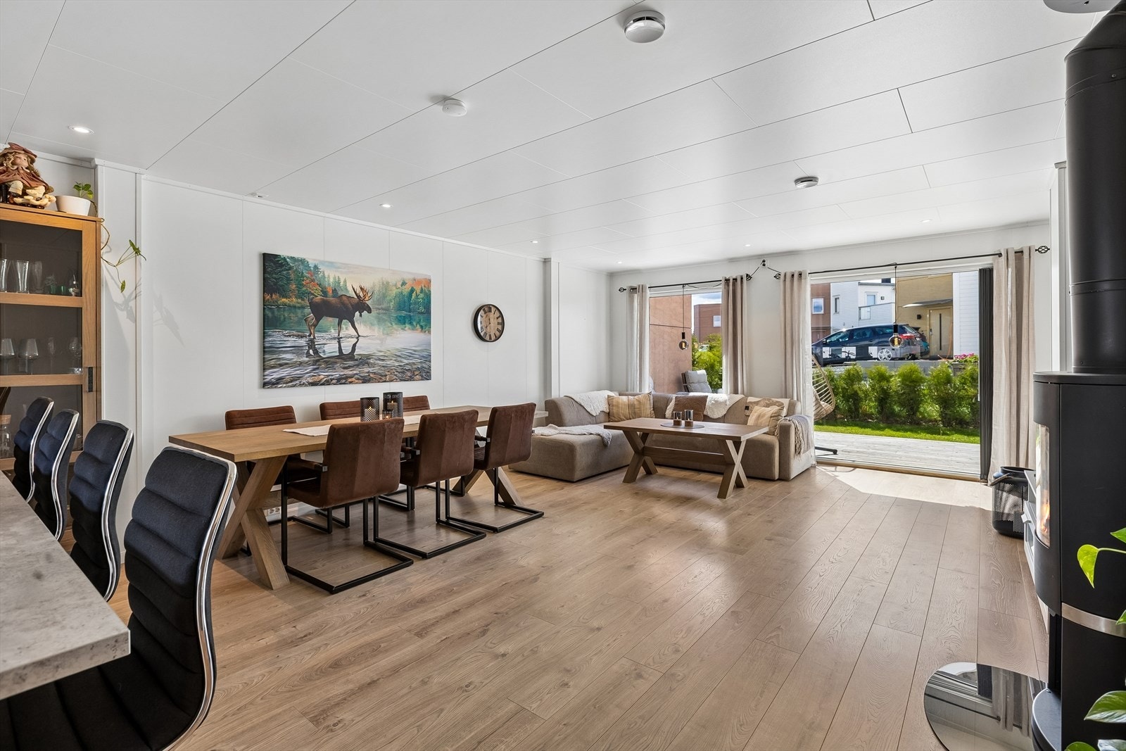 Hovedetasjen har en åpen og luftig planløsning med laminatgulv og plass til både spisebord og sofagruppe. Galleribilde