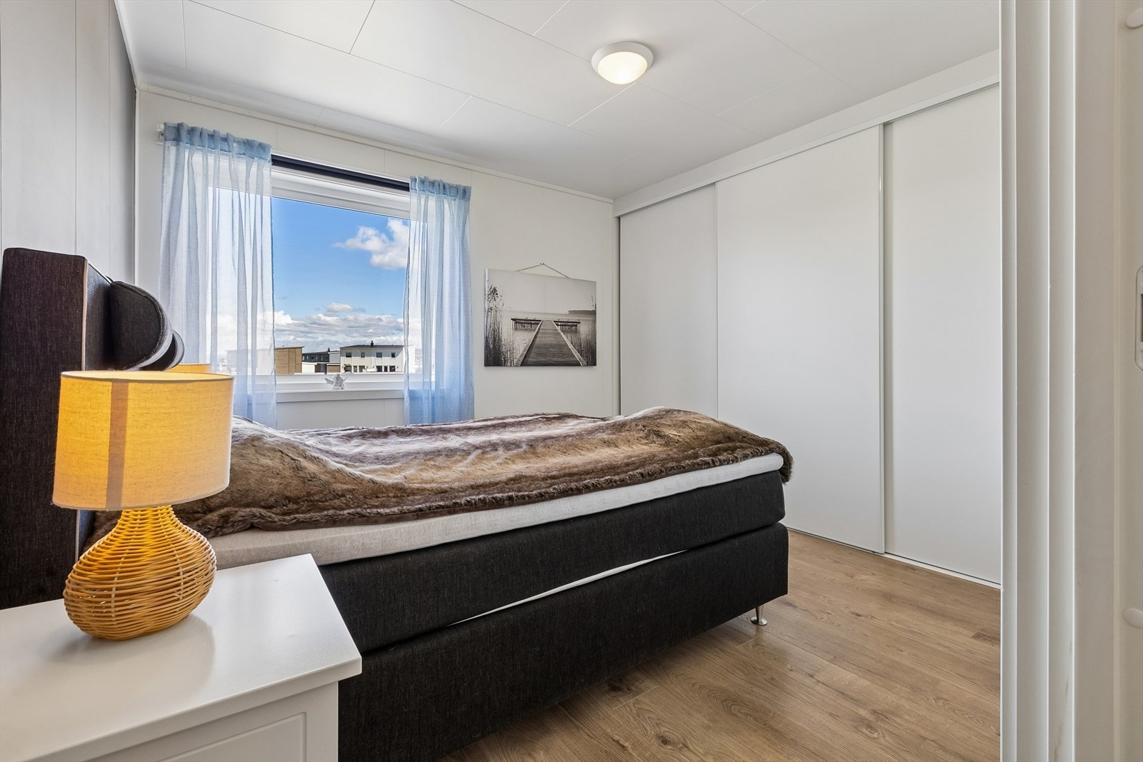 Ett av tre soverom i boligens øverste etasje, med god plass til dobbeltseng og garderobeløsning. Galleribilde