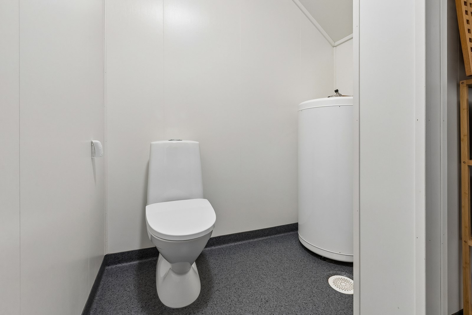 Vaskerommet er utstyrt med toalett og har slitesterkt vinylbelegg på gulvet. Galleribilde