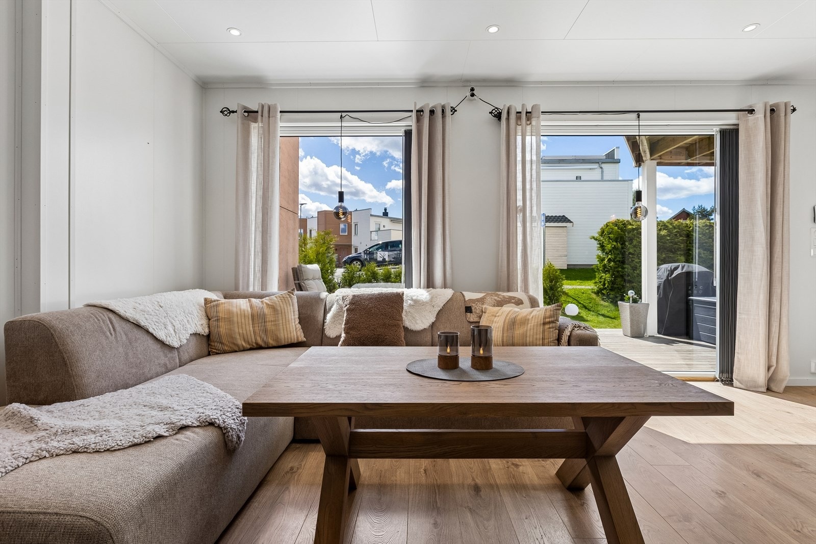 Fra stuen er det direkte utgang til en stor, sørvendt terrasse. Galleribilde