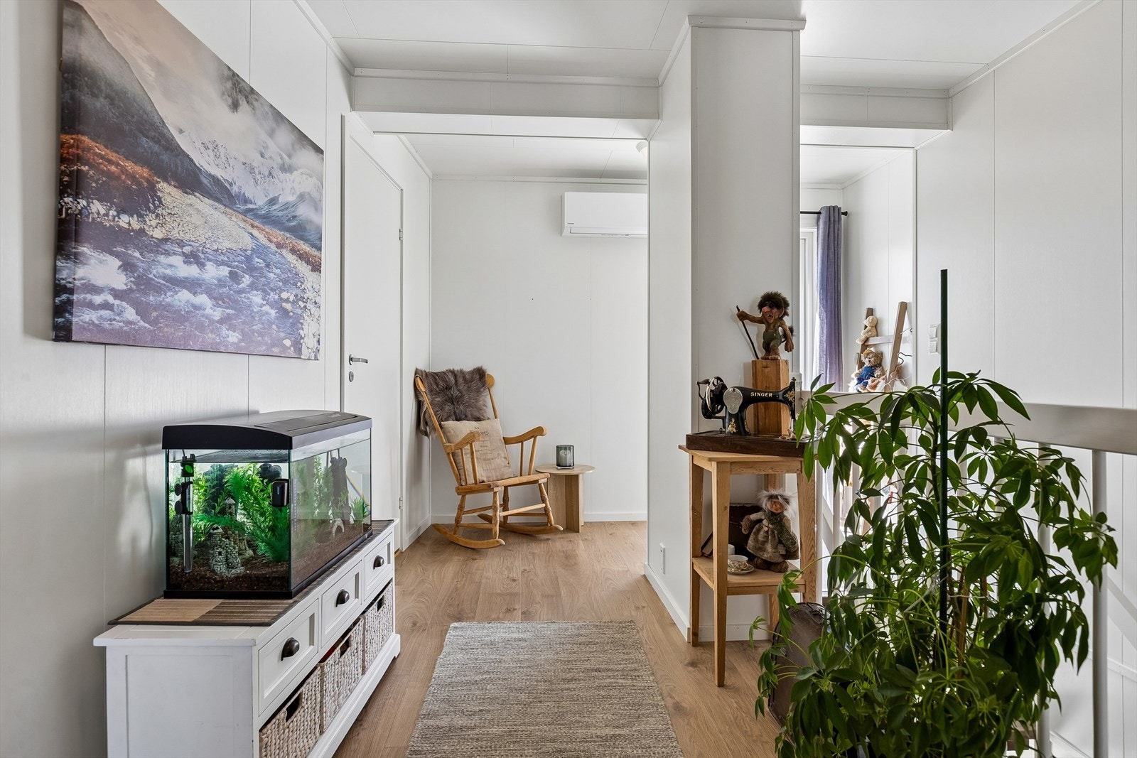 Gangen i andre etasje fungerer som et bindeledd mellom rommene og har plass til en liten sittegruppe. Galleribilde