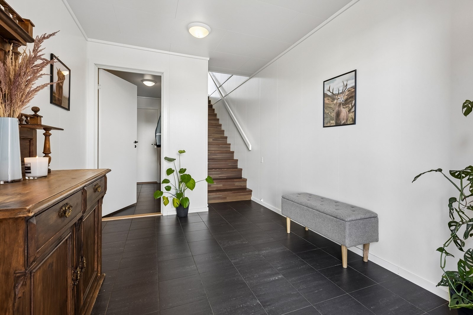 Fra entreen fører en tretrapp med beisede trinn opp til første etasje. Galleribilde
