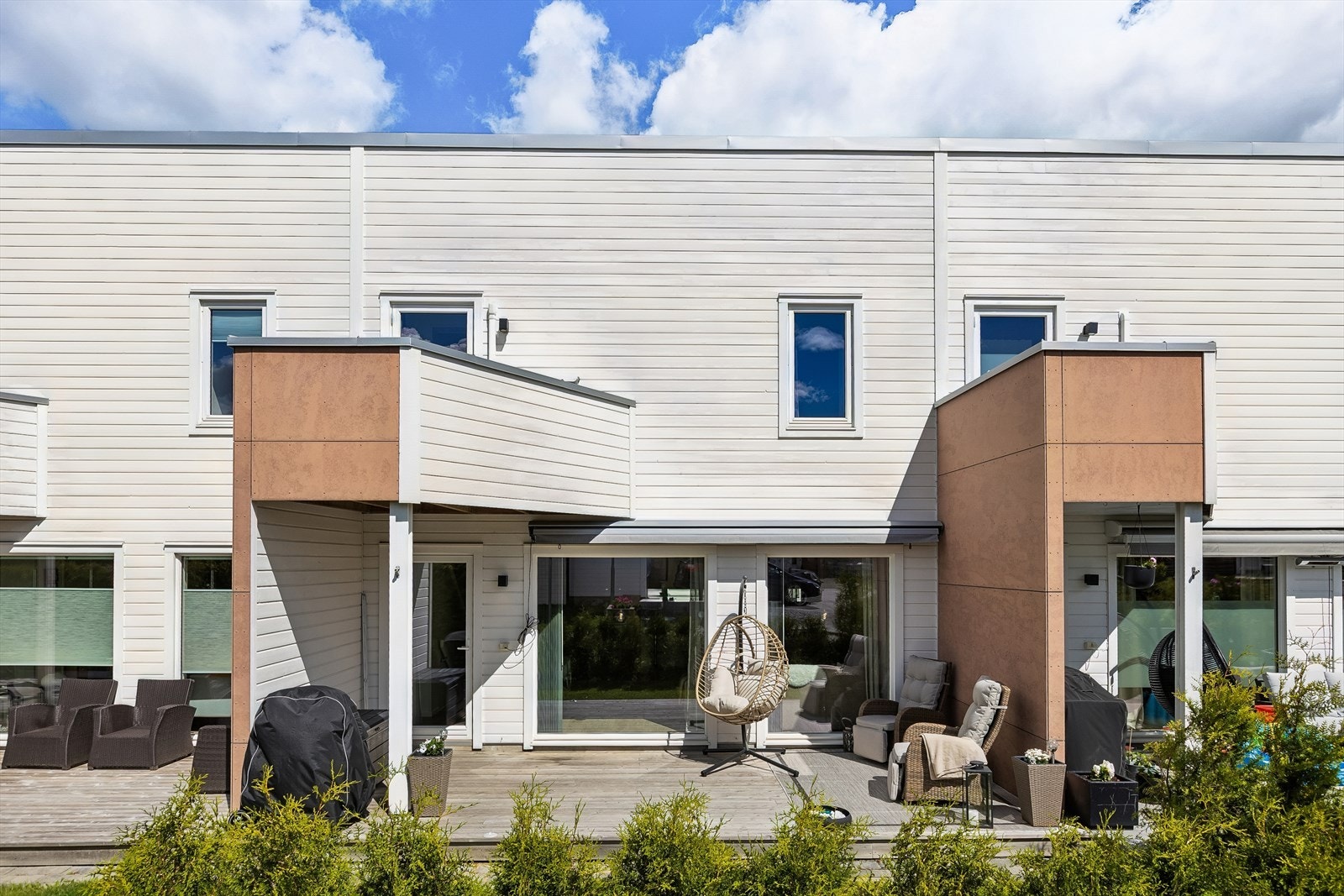 Rekkehus fra 2017 med fasade av liggende bordkledning og sementbaserte plater. Boligen har balansert ventilasjon for et sunt inneklima. Galleribilde