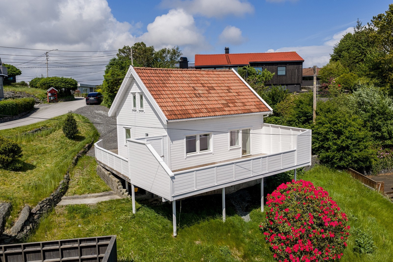En flott og betydelig oppusset enebolig som kombinerer moderne komfort med spennende utviklingsmuligheter. Galleribilde