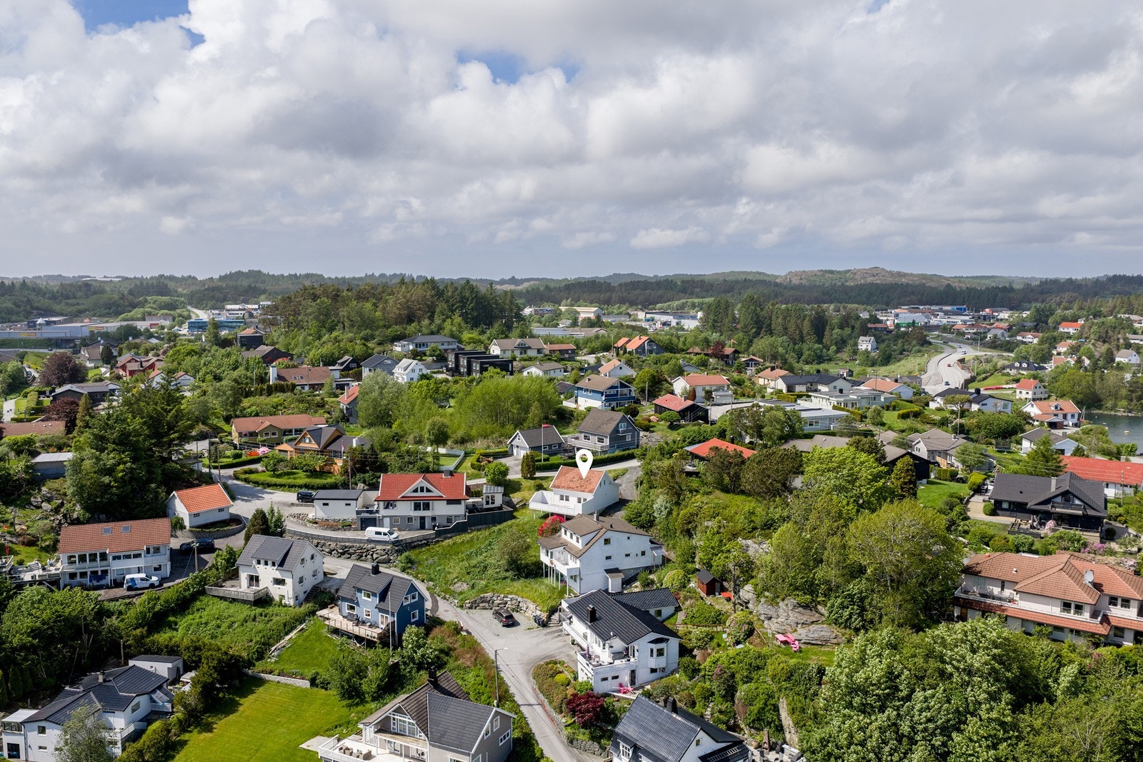 Gode bussforbindelser og bensinstasjon ligger like nedenfor byggefeltet, og bidrar til en praktisk og lett tilgjengelig hverdag. Galleribilde