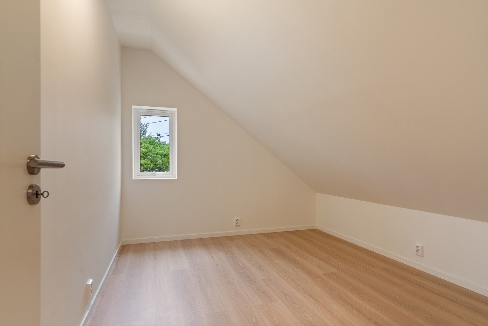 I loftsetasjen er det to soverom, begge med skråtak. Galleribilde