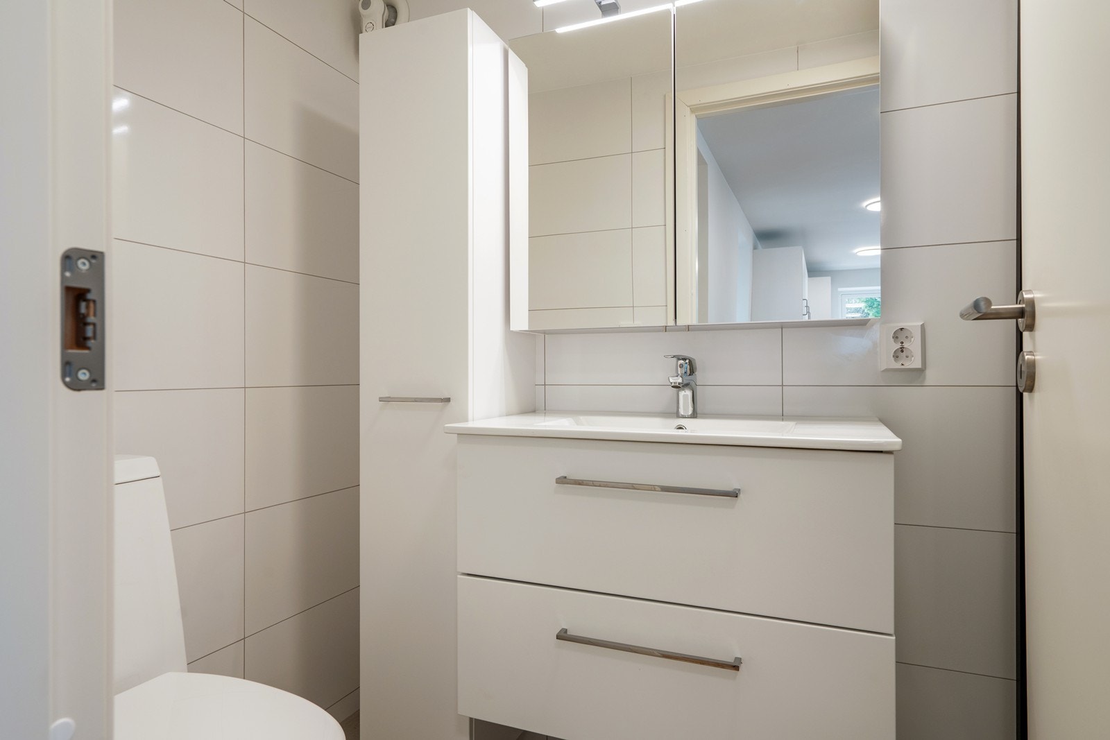 Badet er oppgradert og innredet med dusjløsning, servant med tilhørende baderomsseksjon og toalett. Galleribilde