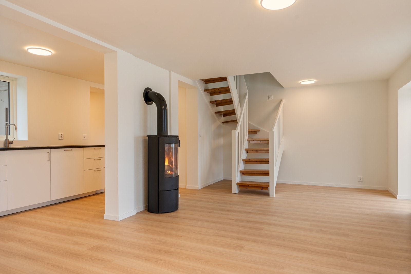 Her er det god plass til både sofagruppe og spisebord, og rommet innbyr til hyggelige sammenkomster med familie og venner. Galleribilde