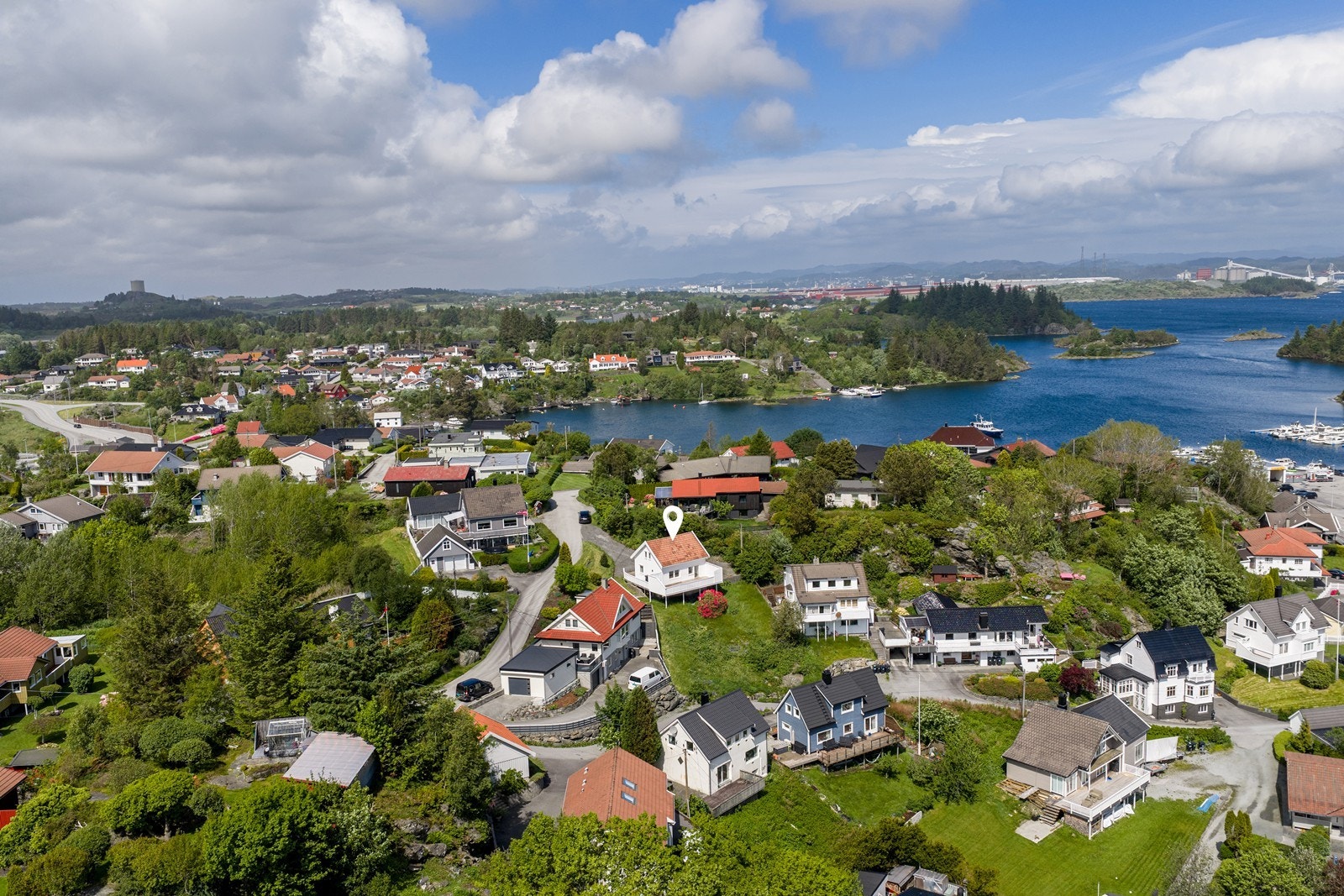 Det er også sykkelavstand til Kopervik sentrum, hvor du finner et bredt utvalg av servicetilbud og fasiliteter, blant annet butikker, restauranter, kino, helsesenter, friområder, badeplass og båthavn. Galleribilde