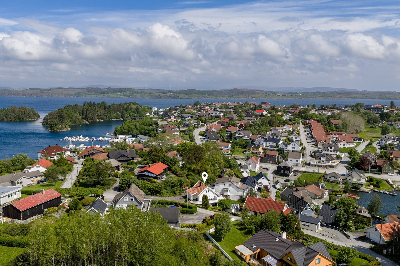 Boligen har en attraktiv og barnevennlig beliggenhet i et veletablert boligområde, sentralt i Kopervik. Galleribilde