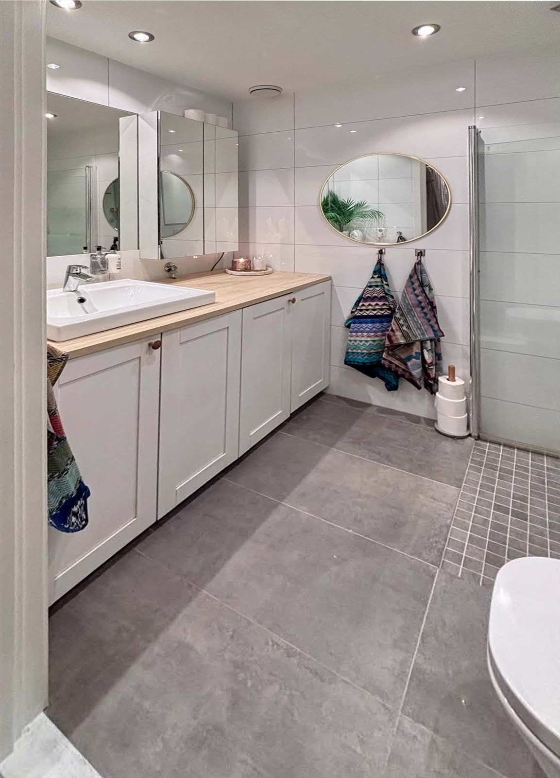 Baderommet ble totalrenovert i 2018. Moderne innredning og sanitærutstyr. Galleribilde