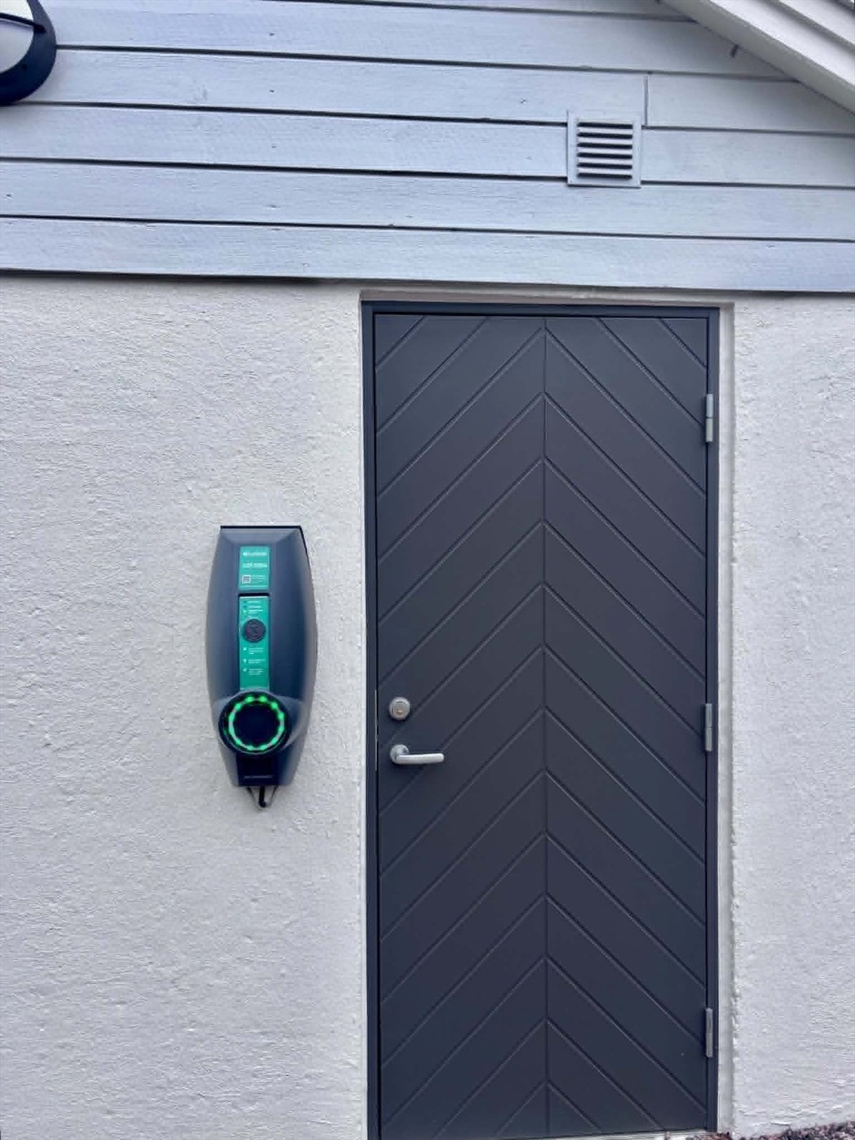 Elektrisk ladepunkt ved boden gir mulighet for miljøvennlig bilbruk. Ikke tilkoblet el-element. Galleribilde