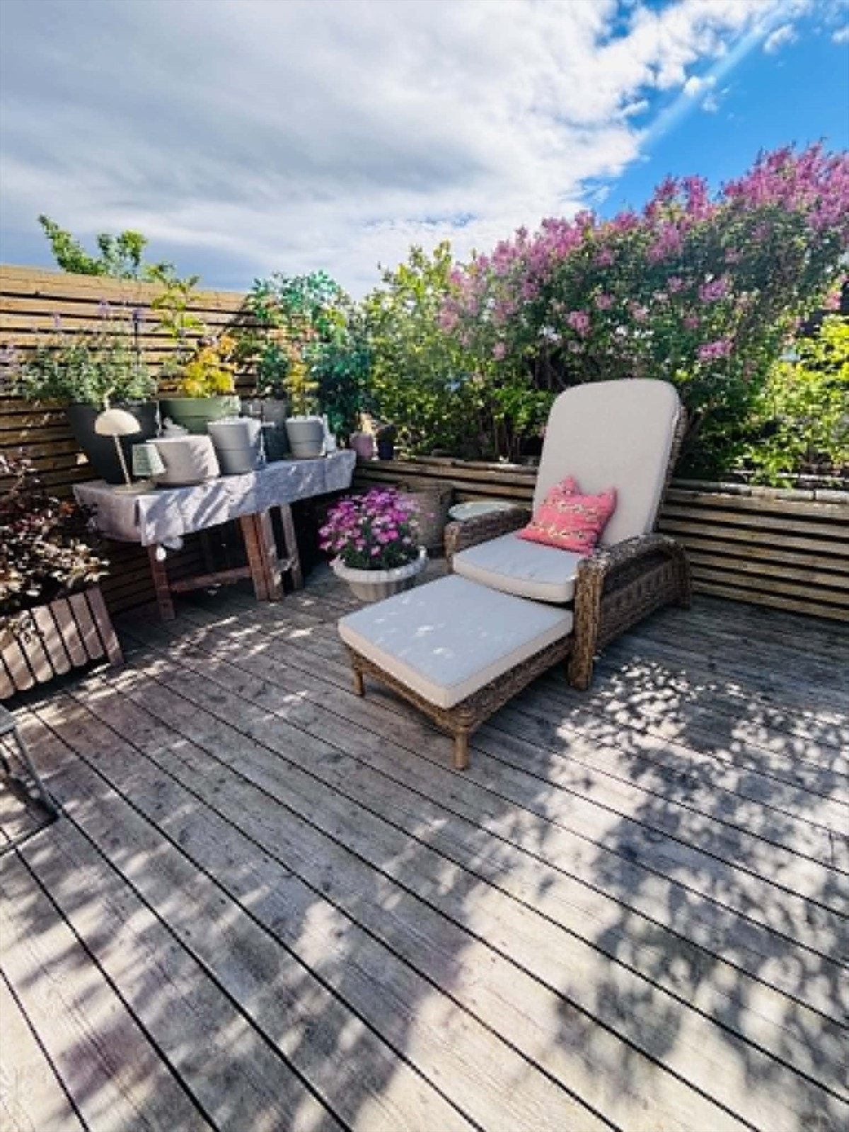Utgang fra stuen leder til en romslig og solrik terrasse som også har fått noe oppgraderinger i nyere tid. Galleribilde