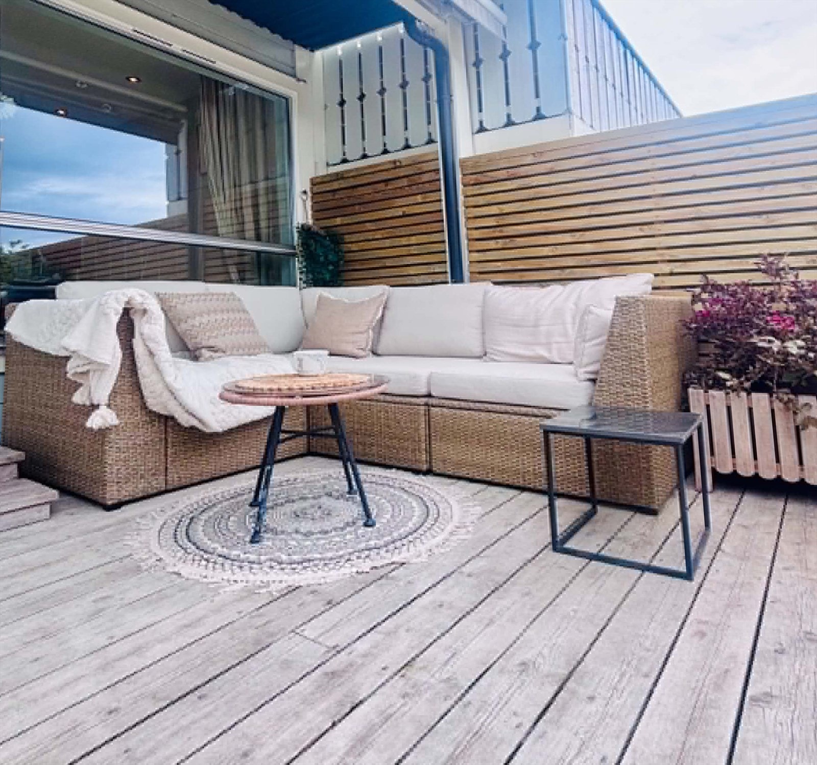På terrassen er det god plass til hagemøblement som blant annet sofa. Galleribilde
