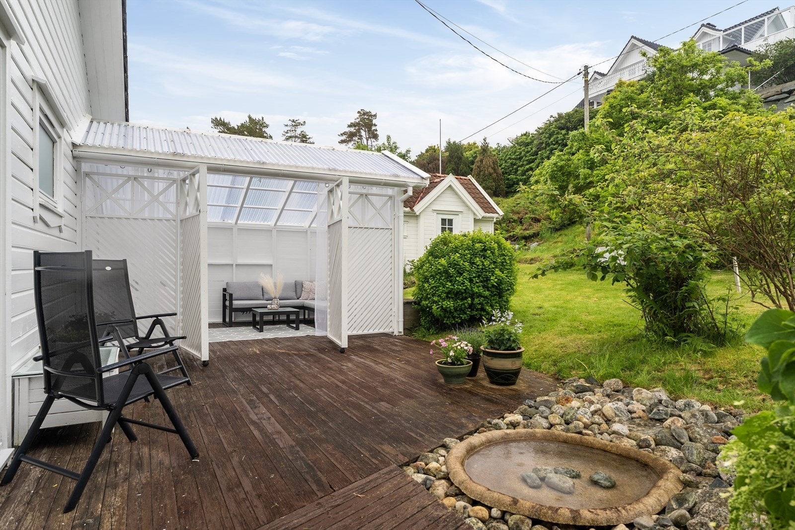 Uteområdet byr på flere soner, inkludert en terrasse med adkomst til hagestuen. Galleribilde