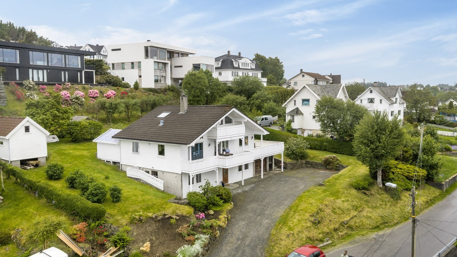 Eneboligen ligger i et etablert og rolig boligområde. Galleribilde