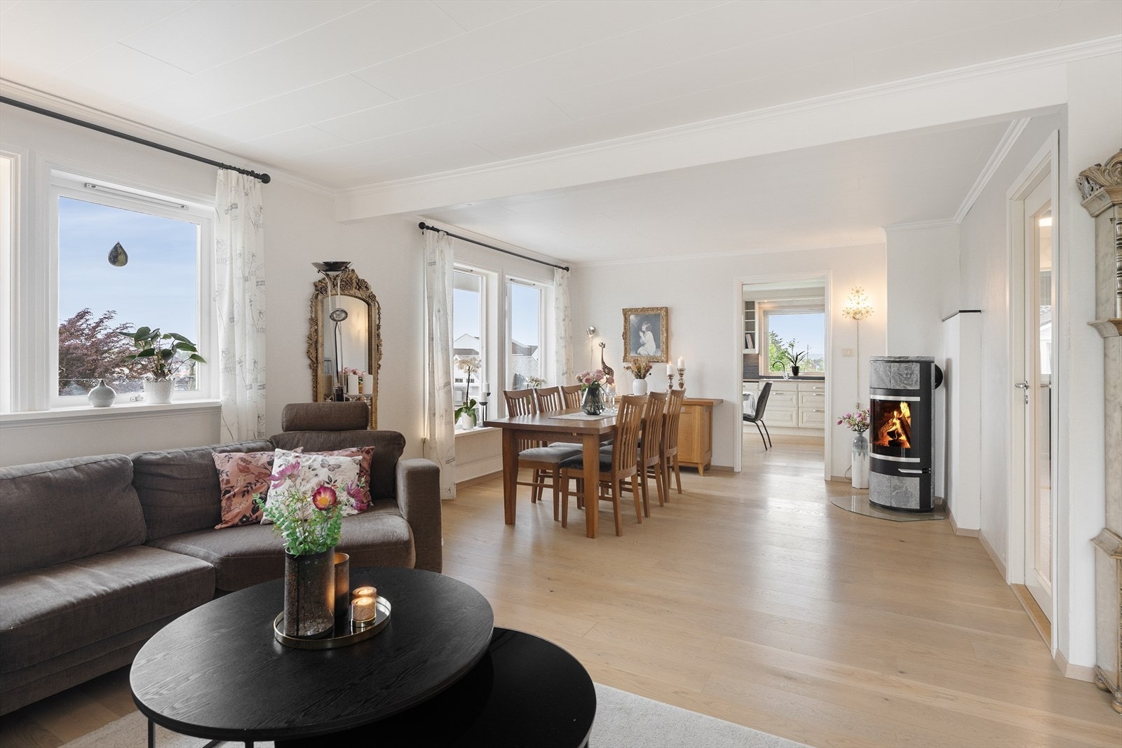 Ny parkett ble lagt på stue og kjøkken i 2019, noe som gir et lyst og gjennomgående gulv. Galleribilde