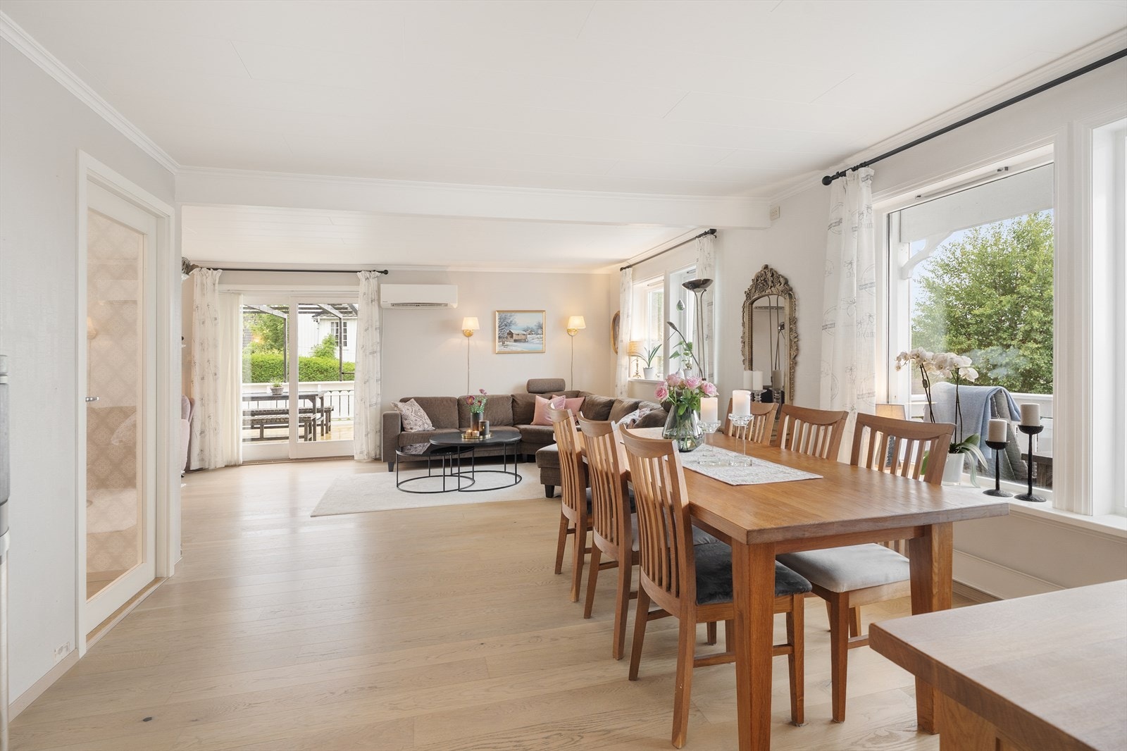 Stuen har plass til både sofagruppe og en stor spisestue, ideelt for sosiale anledninger. Galleribilde