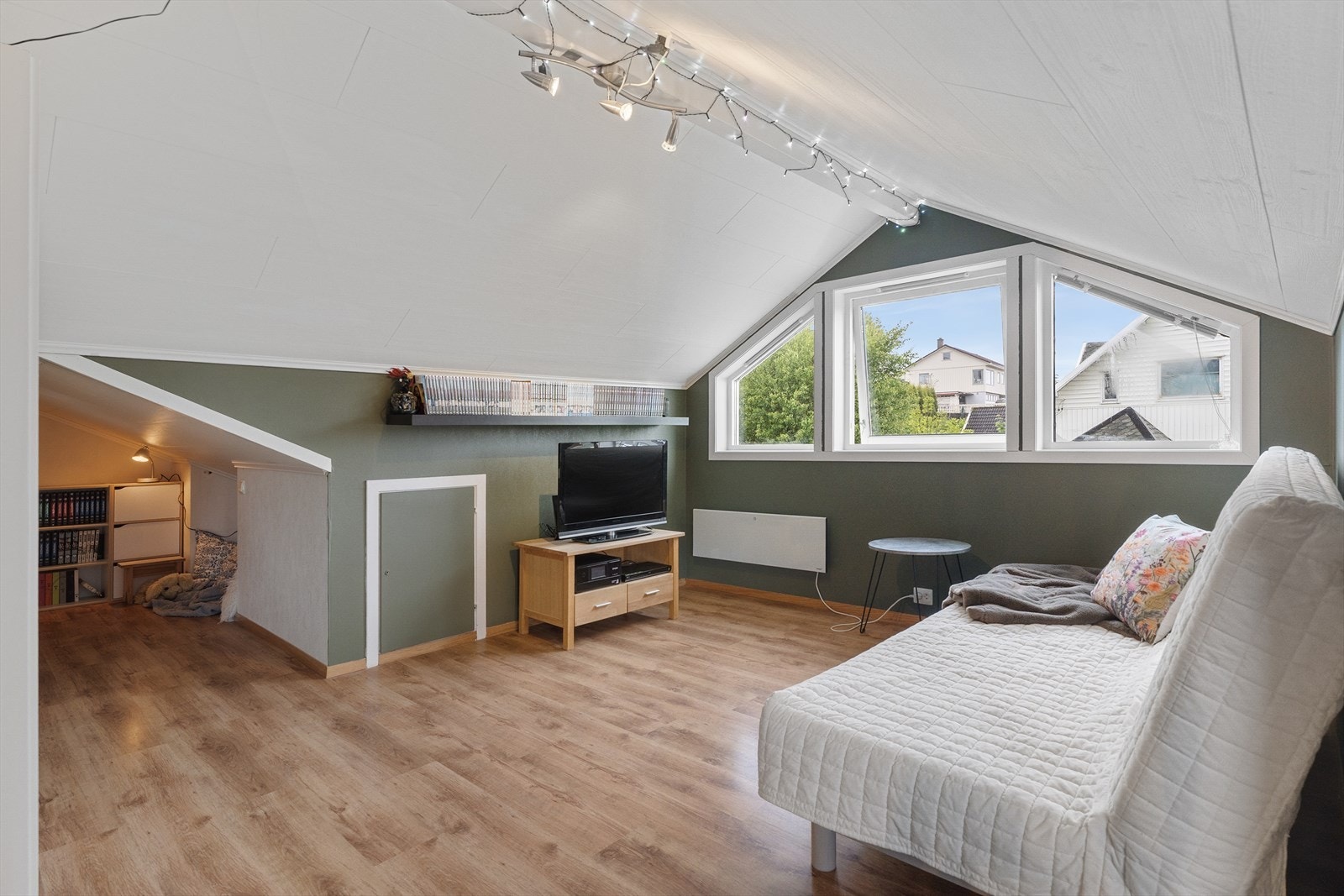 Loftstue med god plass og fleksible møbleringsmuligheter. Vinduene i arken gir godt lysinnslipp. Galleribilde