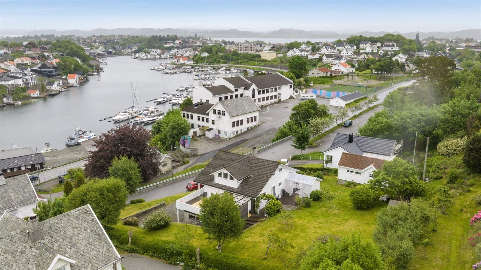 Boligen har en flott beliggenhet med kort vei til sjøen og Kopervik sentrum. Galleribilde