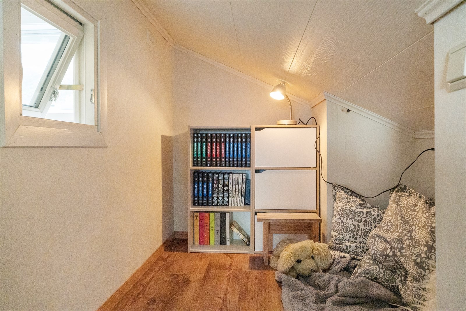 En hyggelig krok på loftet, ideell som lesekrok eller lekeområde. Galleribilde