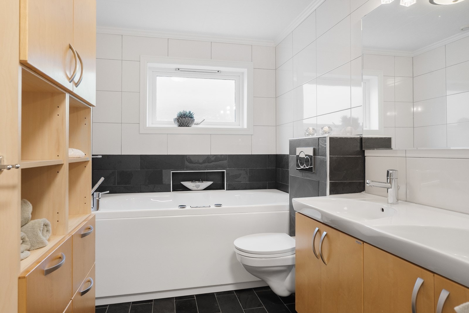 Badet i første etasje ble fornyet i 2008 med fliser, vegghengt toalett og badekar. Galleribilde