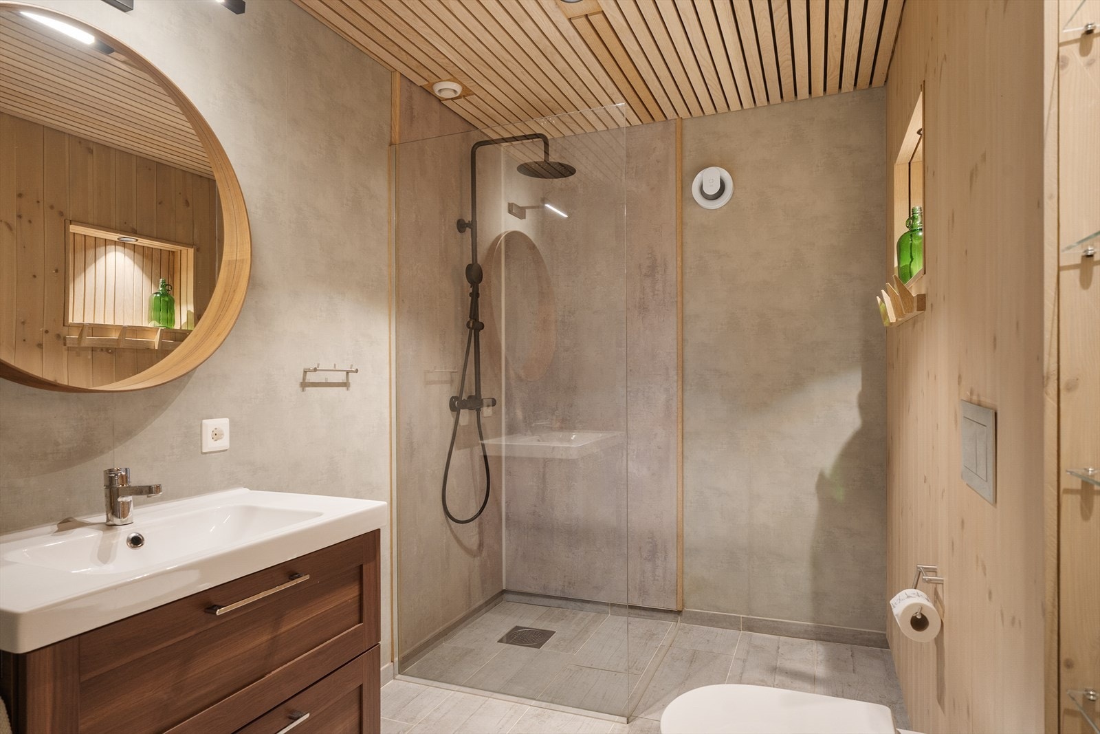 Badet i underetasjen ble oppgradert i 2020 med baderomsplater, spiler i tak, ny innredning og vegghengt toalett. Galleribilde