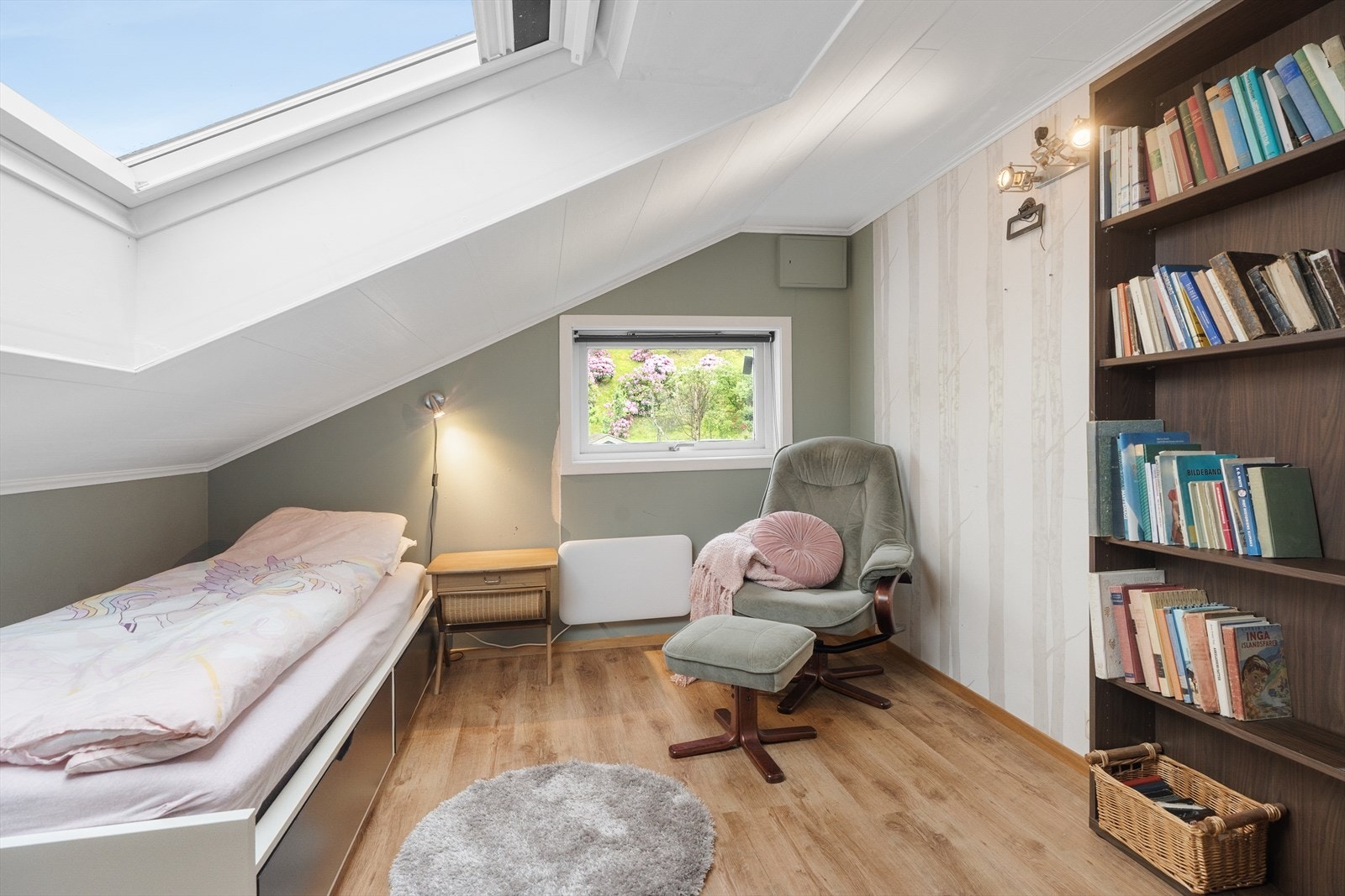 Et av soverommene på loftet, perfekt som barnerom eller kontor. Galleribilde
