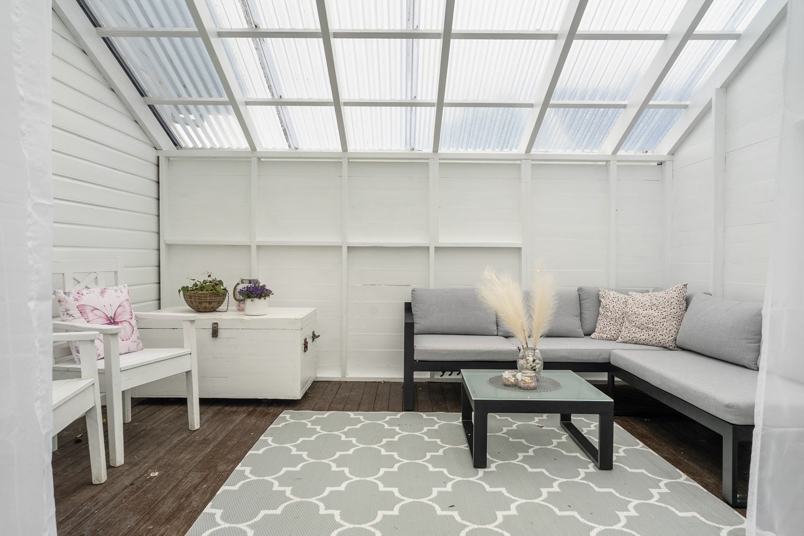 En overbygget uteplass/hagestue som forlenger sesongen. Galleribilde