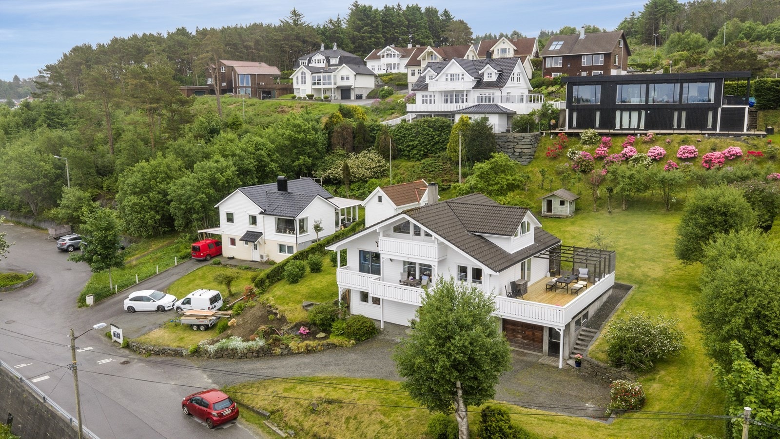 Eiendommen har en romslig, gruset gårdsplass med gode parkeringsmuligheter. Galleribilde