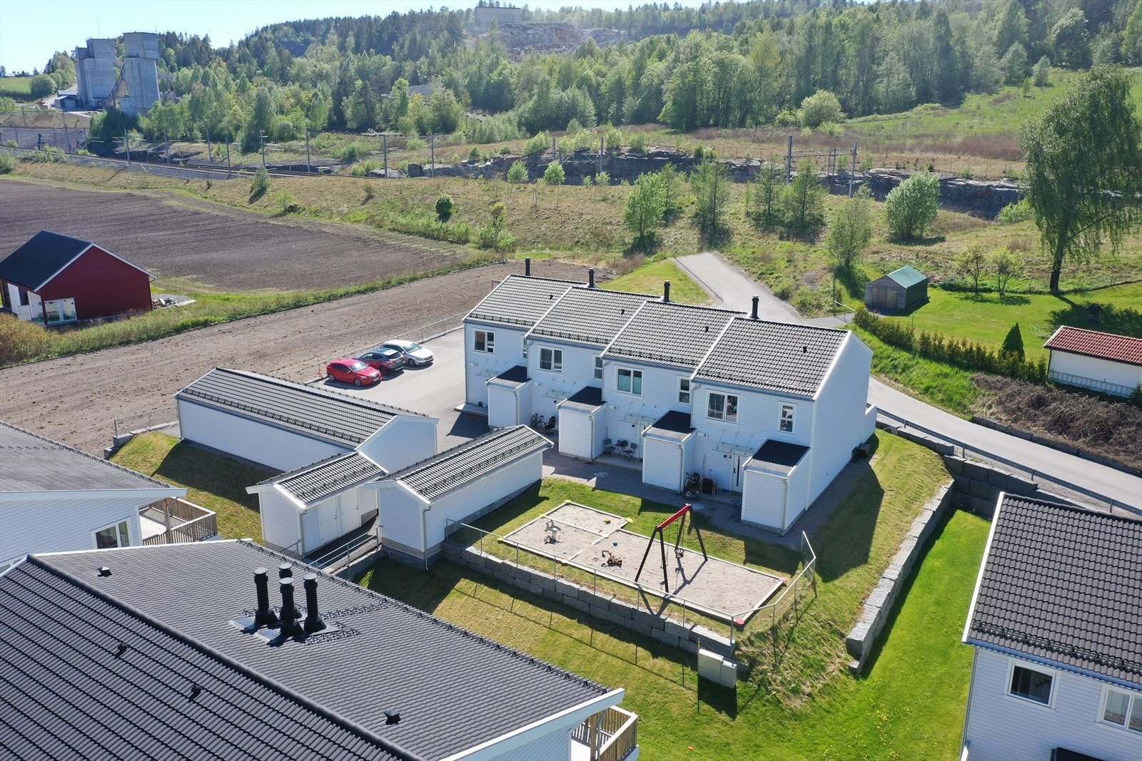 Innvendig har boligen flisbelagte bad og en tidløs kjøkkeninnredning fra Marbodal. Galleribilde