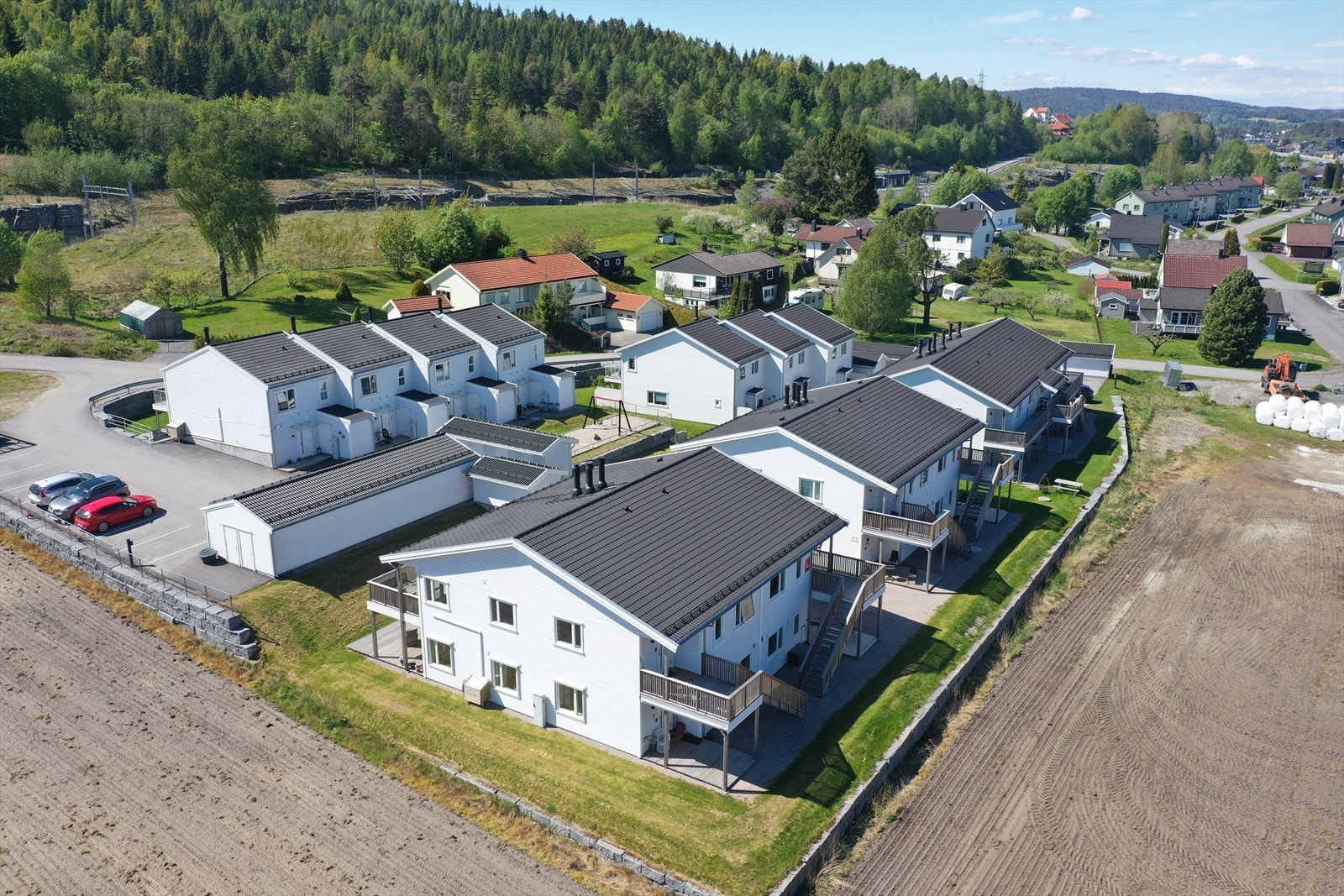 Stille og fint område i utkanten av Vallermyrene, omringet av jorder og naturskjønne områder. Galleribilde
