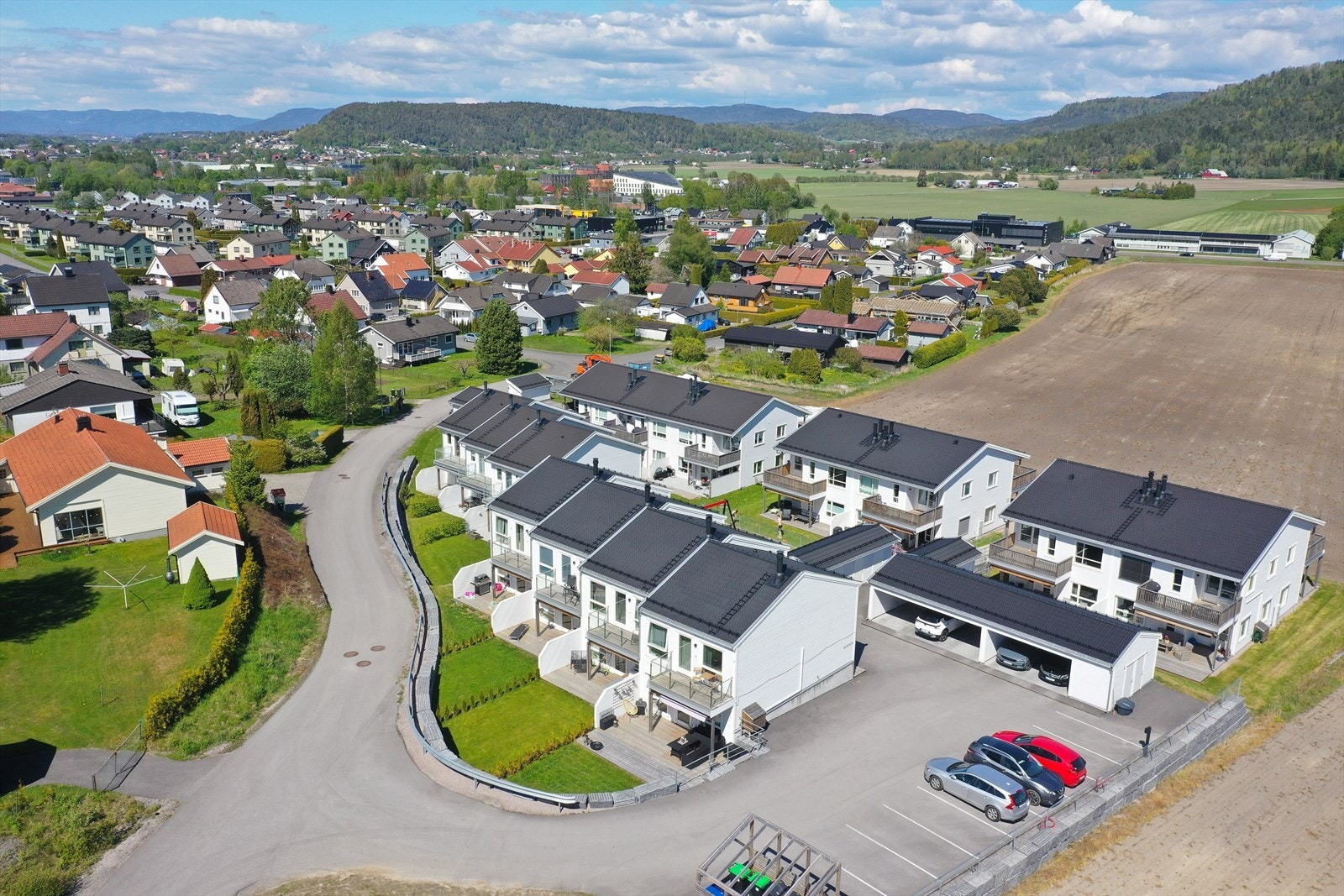 Boligen ligger ca. 12-13 minutter fra Porsgrunn videregående skole, med trygge og fine gangveier som barna kan benytte. Galleribilde