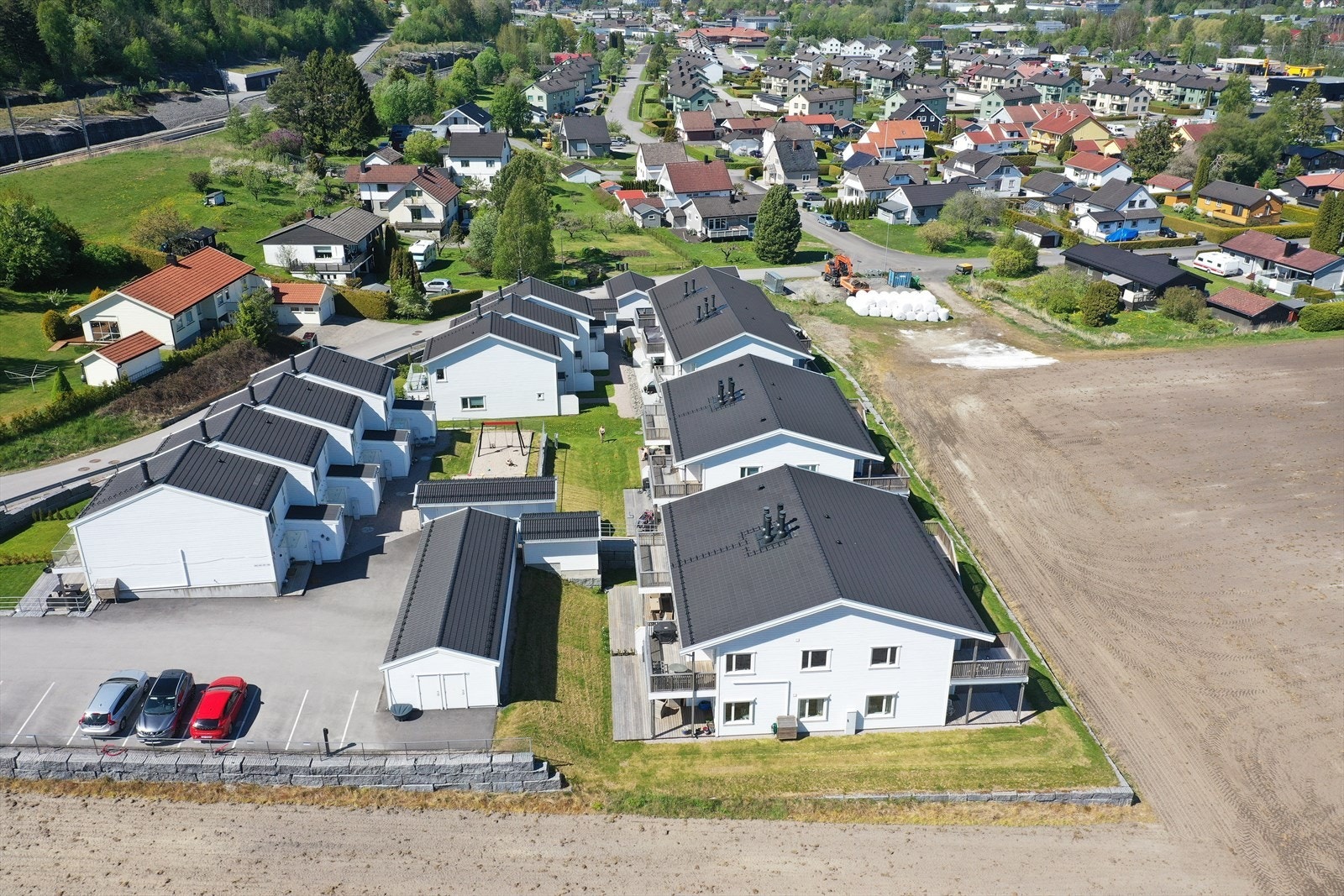 Boligen har god planløsning med 3 soverom og bad i hver etasje. Galleribilde