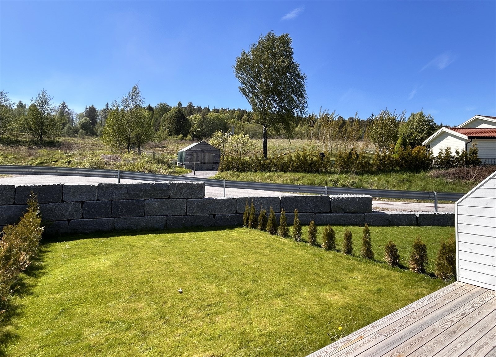 I 1. etasje har stuen tilkomst til en deilig vestvendt hage og terrasse. Galleribilde