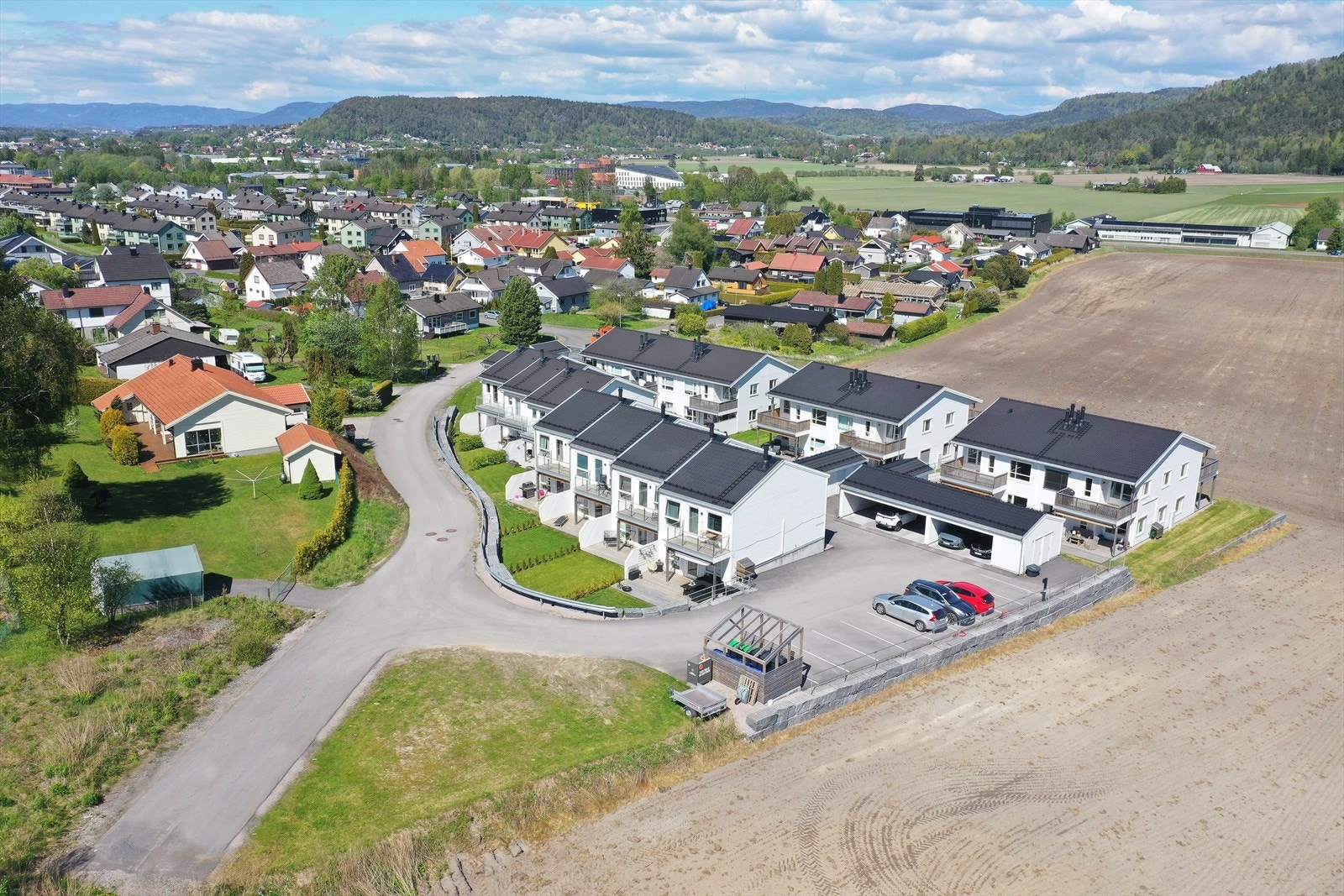 Rekkehus over to plan beliggende i et nytt boligfelt på Vallermyrene i Porsgrunn. Galleribilde