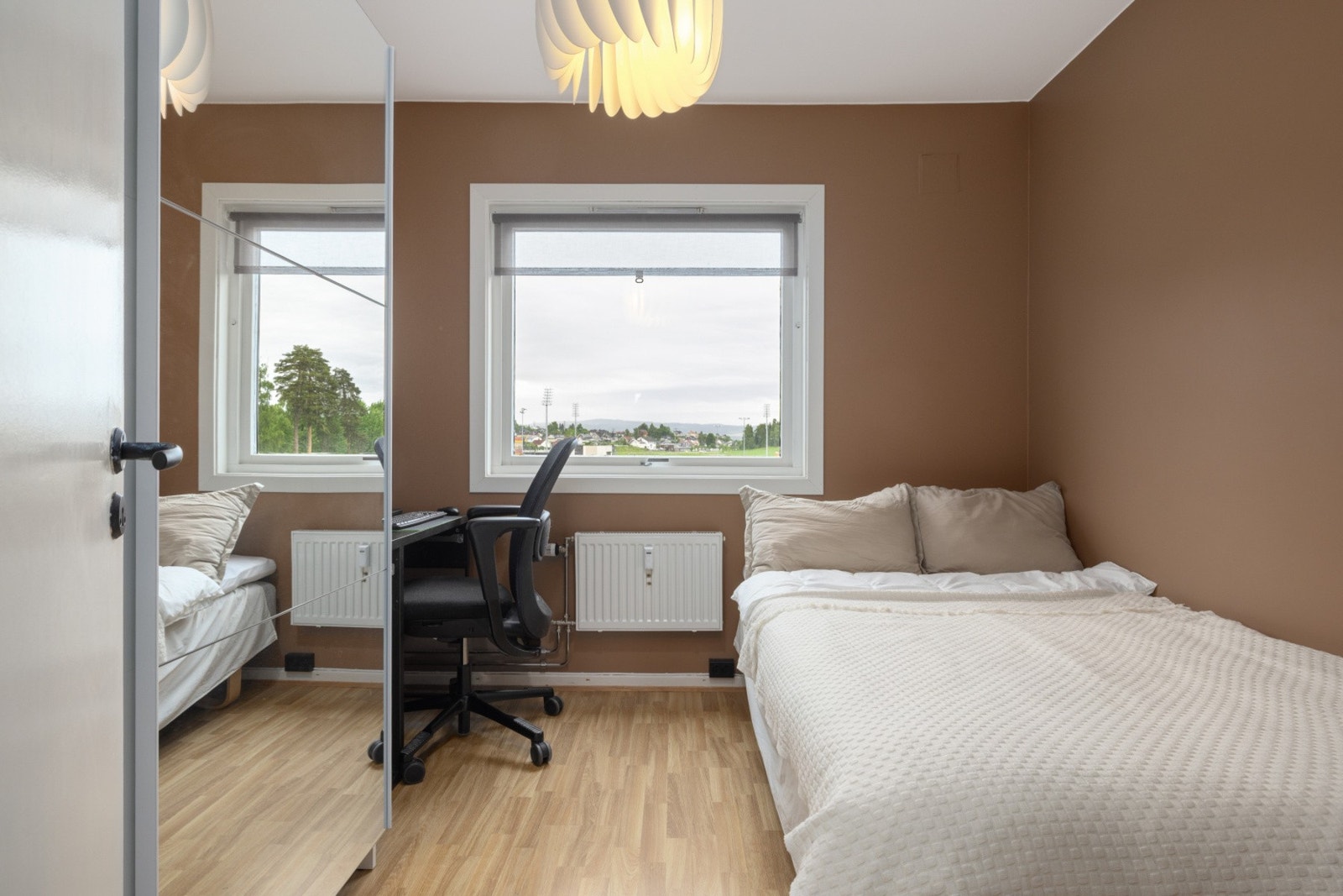 Et lunt og behagelig soverom med plass til både seng, garderobe og arbeidsplass. Galleribilde