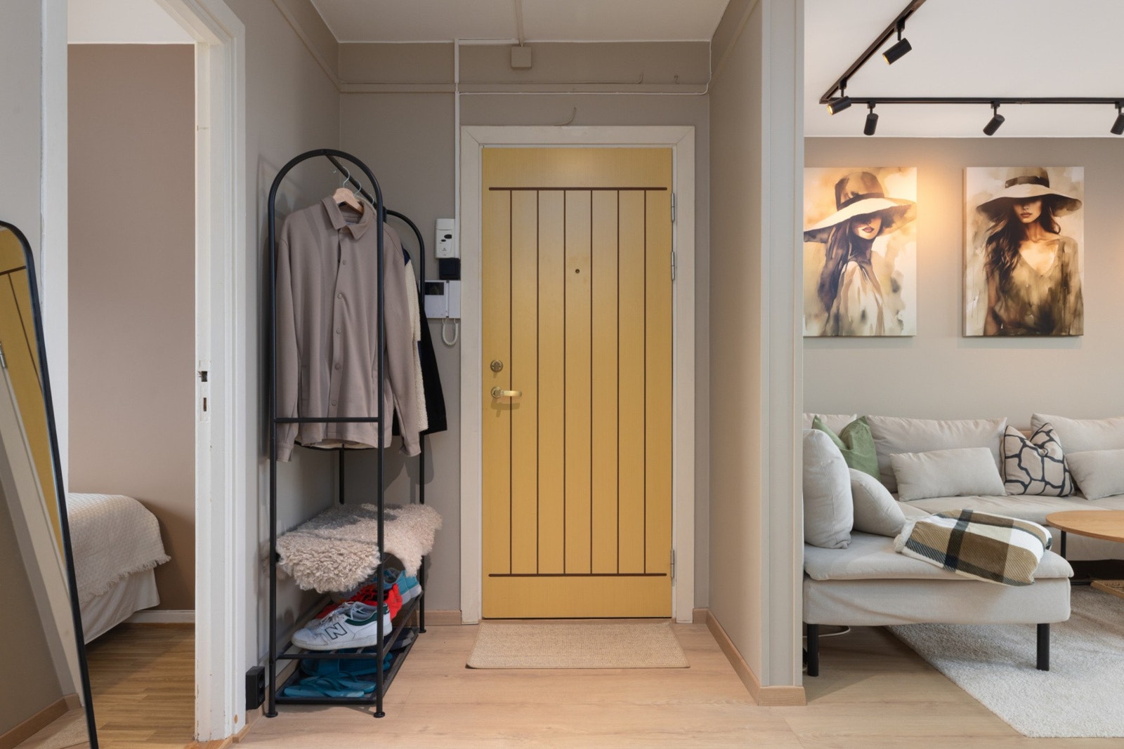 Lys og innbydende entré med plass til oppbevaring av yttertøy og sko. Galleribilde